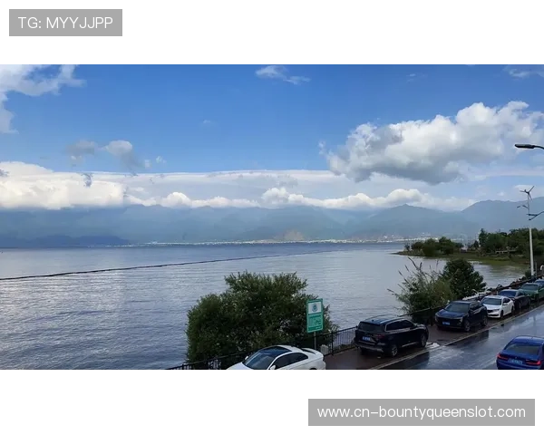 车手穿行洱海生态廊道,苍山洱海成赛事最美背景板 车手穿行洱海生态廊道,苍山洱海成赛事最美背景板